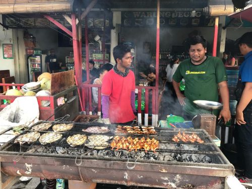 Mencicipi kuliner seafood khas Pantai Jimbaran